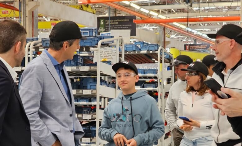 Thiago Príncipe dentro de la planta de CNH en Córdoba, observando la línea de ensamblaje de tractores