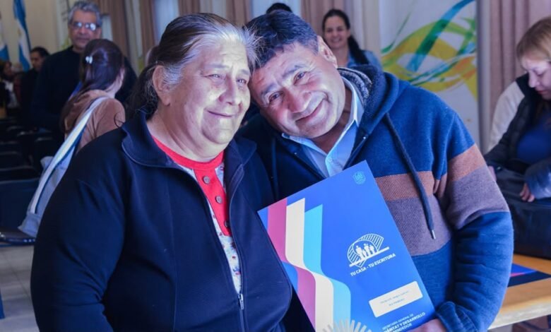 Entrega de escrituras a familias beneficiarias del programa Tu Casa Tu Escritura en Córdoba
