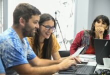 Estudiantes y docentes revisando las Listas de Orden de Mérito 2027 en Ciudadano Digital