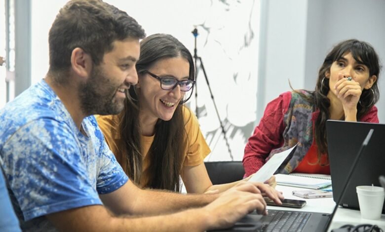 Estudiantes y docentes revisando las Listas de Orden de Mérito 2027 en Ciudadano Digital