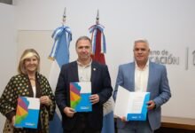 Profesora de educación física Magalí Noeli Deambrosio dirige una actividad motriz con niños del Jardín General San Martín en San Agustín