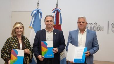 Profesora de educación física Magalí Noeli Deambrosio dirige una actividad motriz con niños del Jardín General San Martín en San Agustín
