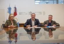 Niños y niñas del CENI General Güemes realizando actividades de Educación Física bajo la lluvia de aplausos de la comunidad