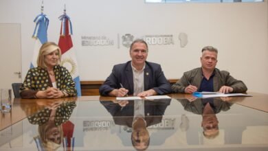 Niños y niñas del CENI General Güemes realizando actividades de Educación Física bajo la lluvia de aplausos de la comunidad