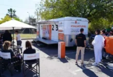 Dermatólogo realizando examen de piel en la campaña Salvá Tu Piel en Córdoba