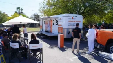 Dermatólogo realizando examen de piel en la campaña Salvá Tu Piel en Córdoba
