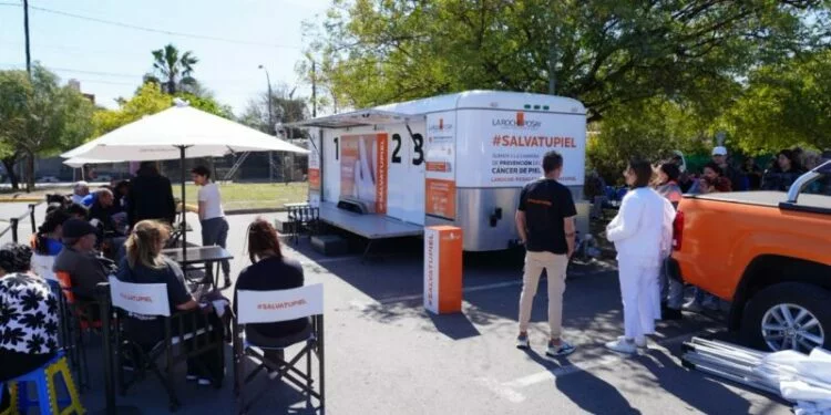 Dermatólogo realizando examen de piel en la campaña Salvá Tu Piel en Córdoba