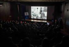 Imagen del acto de celebración del 130 aniversario del cine en Córdoba, con autoridades y público en el Cine Arte Córdoba
