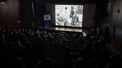 Imagen del acto de celebración del 130 aniversario del cine en Córdoba, con autoridades y público en el Cine Arte Córdoba