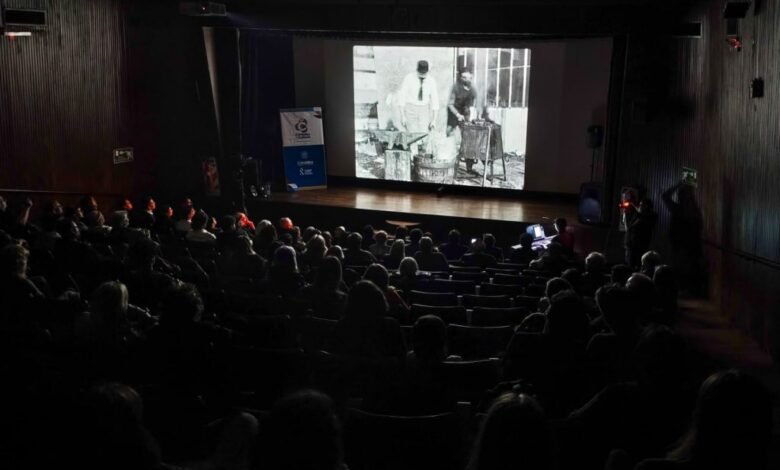 Imagen del acto de celebración del 130 aniversario del cine en Córdoba, con autoridades y público en el Cine Arte Córdoba
