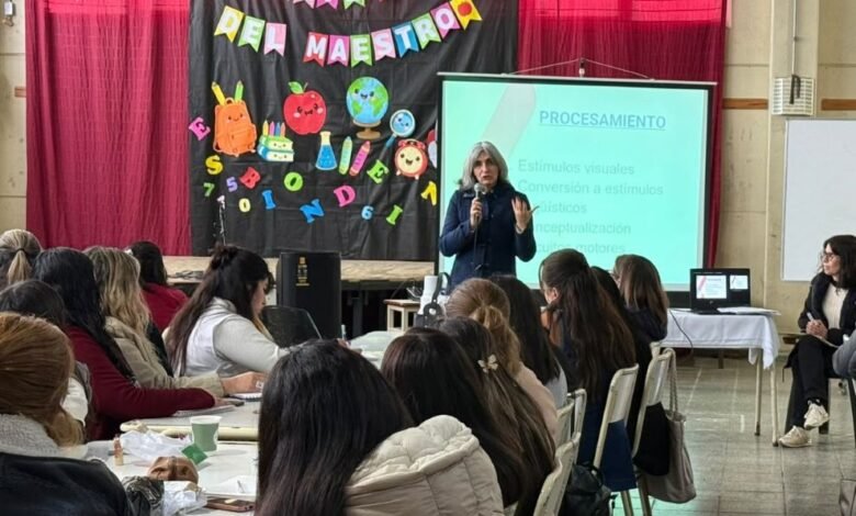 Docentes cordobeses participando en taller de comprensión lectora y matemáticas en Villa María de Río Seco