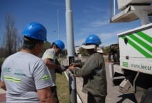 Poste de luz caído en el Parque del Kempes de Córdoba durante fuertes vientos