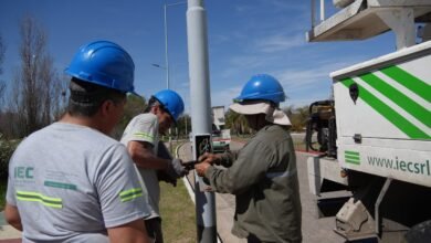 Poste de luz caído en el Parque del Kempes de Córdoba durante fuertes vientos