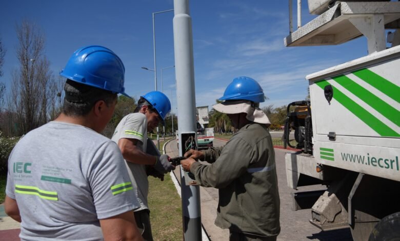 Poste de luz caído en el Parque del Kempes de Córdoba durante fuertes vientos