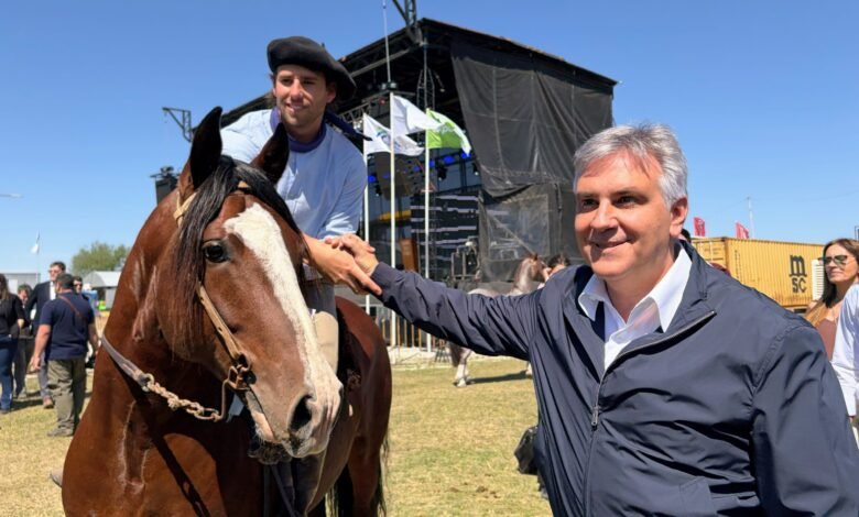 Escena de la apertura de ExpoBell 2026 en Bell Ville con el gobernador Martín Llaryora
