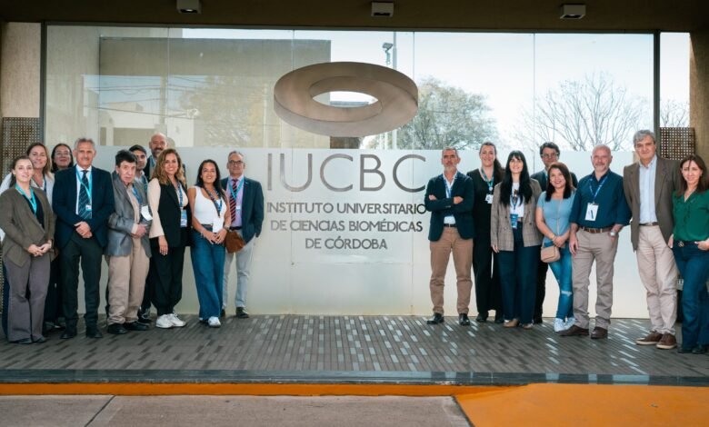 Representantes de la delegación peruana en el Centro Cívico del Bicentenario durante la apertura de Córdoba Health Experience 2026