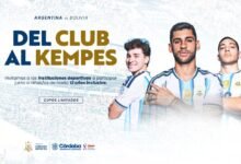 Niños y niñas del barrio mirando el estadio Mario Alberto Kempes mientras llega la Selección Argentina