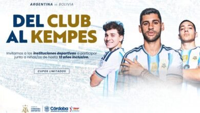 Niños y niñas del barrio mirando el estadio Mario Alberto Kempes mientras llega la Selección Argentina