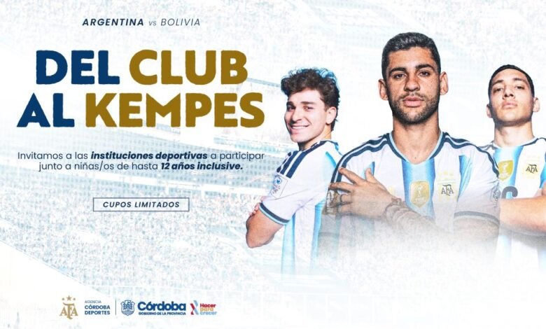 Niños y niñas del barrio mirando el estadio Mario Alberto Kempes mientras llega la Selección Argentina