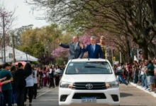 Desfile institucional del 159° aniversario de Villa María con bandas y carrozas en la avenida principal