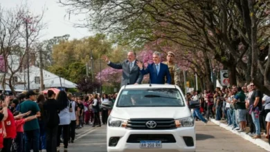 Desfile institucional del 159° aniversario de Villa María con bandas y carrozas en la avenida principal