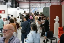 Fotografía del Mercado de Arte Contemporáneo 2026 en el Espacio UNMOL, Córdoba, con visitantes y obras en exposición