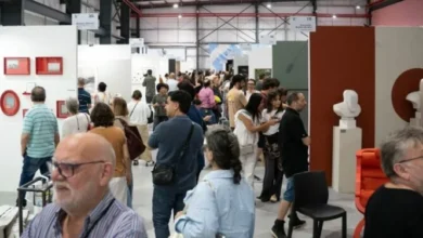 Fotografía del Mercado de Arte Contemporáneo 2026 en el Espacio UNMOL, Córdoba, con visitantes y obras en exposición