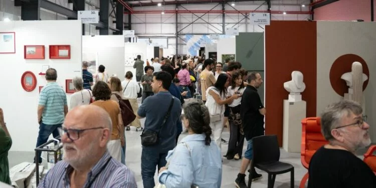 Fotografía del Mercado de Arte Contemporáneo 2026 en el Espacio UNMOL, Córdoba, con visitantes y obras en exposición