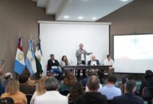 Ministro Julián López presentando el programa 'Juntos en Alerta' ante autoridades locales
