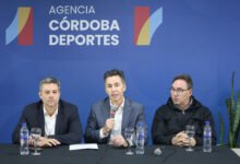 Niños de clubes cordobeses ocupando la Platea Gasparini del Estadio Mario Alberto Kempes durante el partido Argentina vs Bolivia