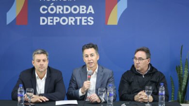 Niños de clubes cordobeses ocupando la Platea Gasparini del Estadio Mario Alberto Kempes durante el partido Argentina vs Bolivia