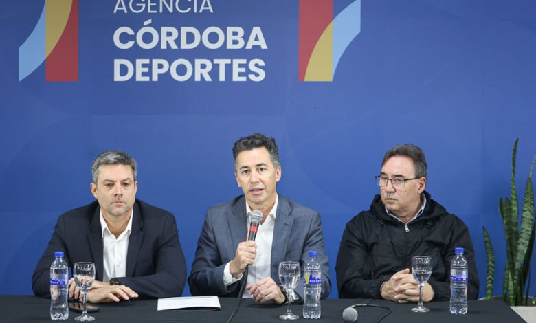 Niños de clubes cordobeses ocupando la Platea Gasparini del Estadio Mario Alberto Kempes durante el partido Argentina vs Bolivia