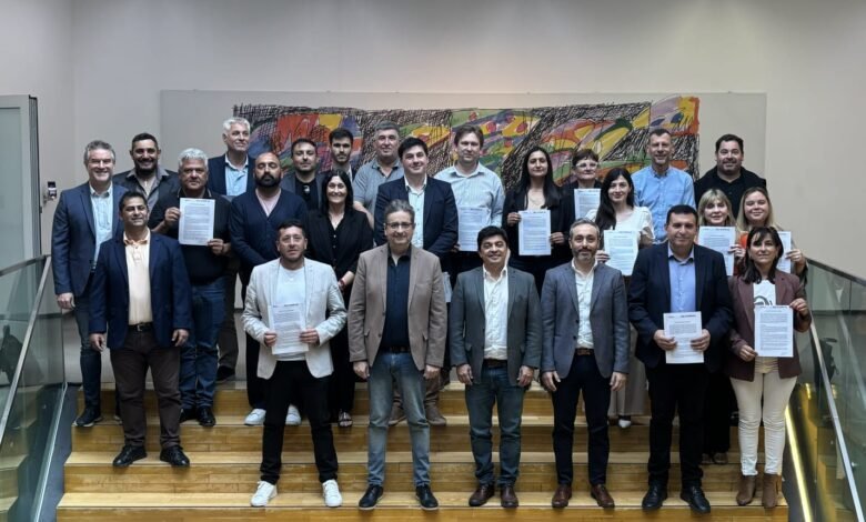 Firma de convenios provinciales para construcción de viviendas e infraestructura en distintas localidades de Córdoba