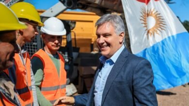 Gobernador Martín Llaryora corta la cinta inaugural del edificio ProCórdoba en Río Cuarto, con la Universidad Nacional de Río Cuarto de fondo