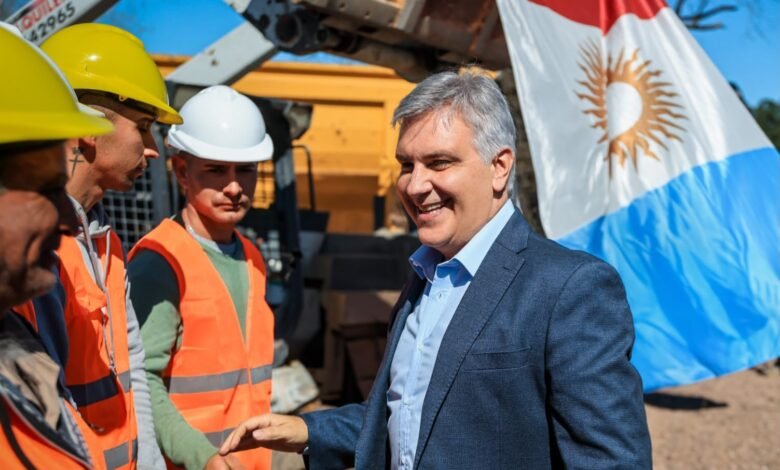 Gobernador Martín Llaryora corta la cinta inaugural del edificio ProCórdoba en Río Cuarto, con la Universidad Nacional de Río Cuarto de fondo