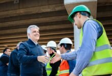 Trabajadores observando la obra de la Circunvalación en Río Cuarto