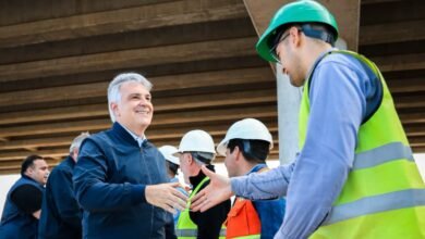 Trabajadores observando la obra de la Circunvalación en Río Cuarto