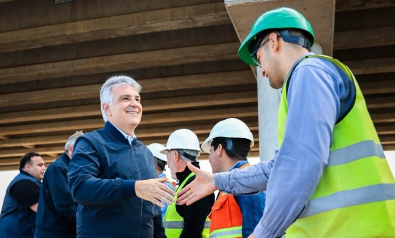 Trabajadores observando la obra de la Circunvalación en Río Cuarto