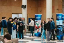 Jóvenes recorriendo fábricas en la Jornada de Portones Abiertos en Córdoba