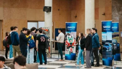 Jóvenes recorriendo fábricas en la Jornada de Portones Abiertos en Córdoba