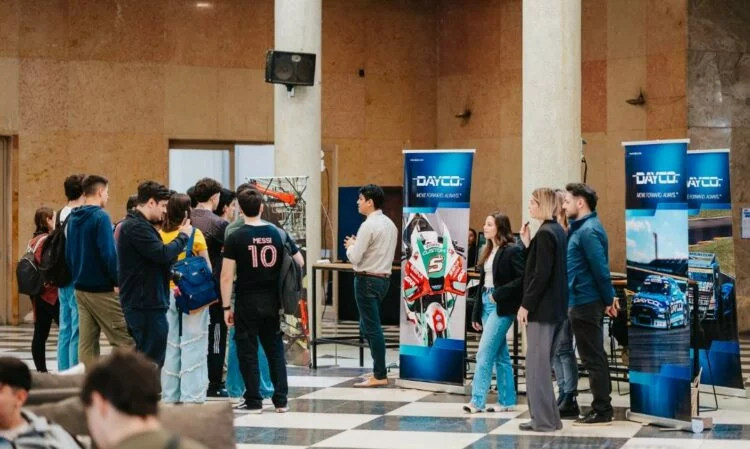 Jóvenes recorriendo fábricas en la Jornada de Portones Abiertos en Córdoba