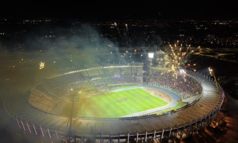Estadio Mario Alberto Kempes iluminado para el amistoso de Argentina vs Bolivia