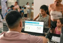 Centro Vecinal de Colonia Lola con gente recibiendo servicios municipales