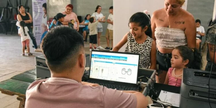 Centro Vecinal de Colonia Lola con gente recibiendo servicios municipales