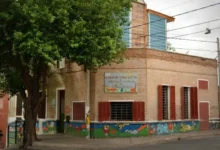 Fachada de la Biblioteca Popular Bella Vista en la esquina de Rufino Zado y José de Iriarte, Córdoba