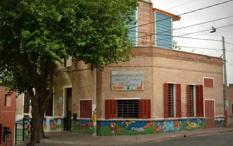 Fachada de la Biblioteca Popular Bella Vista en la esquina de Rufino Zado y José de Iriarte, Córdoba
