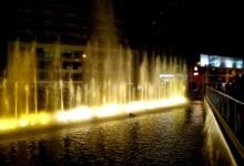 Fuente del Buen Pastor iluminada al anochecer con chorros de agua sincronizados a la música
