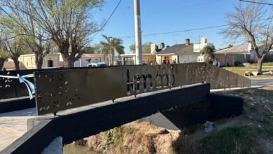 Puente y paseo peatonal Hermanos Garis sobre el canal de la comuna Kilómetro 658