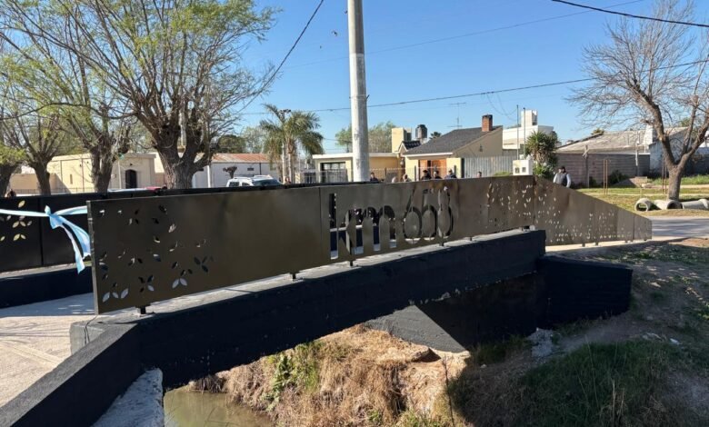 Puente y paseo peatonal Hermanos Garis sobre el canal de la comuna Kilómetro 658