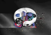 Dyson Nurovi R3 Spot+Scrub robot aspirador frotando una alfombra en un salón cordobés